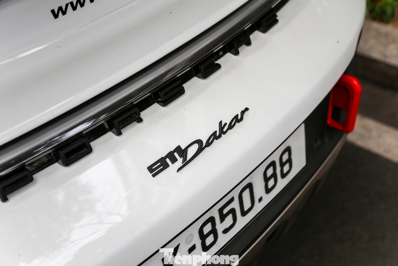 Cung cấp sức mạnh có Porsche 911 Dakar là khối động cơ boxer 6 xi-lanh, dung tích 3.0L tăng áp kép, sản sinh công suất tối đa 480 mã lực và 570 Nm mô-men xoắn. Kết hợp với hộp số tự động PDK 8 cấp và hệ dẫn động 4 bánh, xe có khả năng tăng tốc 0-100 km/h trong 3,4 giây. Tốc độ tối đa 240 km/h. Cung cấp sức mạnh có Porsche 911 Dakar là khối động cơ boxer 6 xi-lanh, dung tích 3.0L tăng áp kép, sản sinh công suất tối đa 480 mã lực và 570 Nm mô-men xoắn. Kết hợp với hộp số tự động PDK 8 cấp và hệ dẫn động 4 bánh, xe có khả năng tăng tốc 0-100 km/h trong 3,4 giây. Tốc độ tối đa 240 km/h.