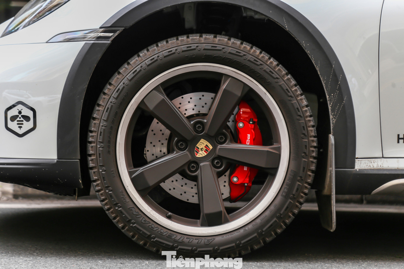 Porsche 911 Dakar sử dụng bộ lốp Pirelli Scorpion All Terrain Plus, kích thước 245/45R19 cho lốp trước và 295/40R20 cho lốp sau, gai lốp có độ sâu 9 mm, phù hợp vận hành trên nhiều địa hình. Porsche 911 Dakar sử dụng bộ lốp Pirelli Scorpion All Terrain Plus, kích thước 245/45R19 cho lốp trước và 295/40R20 cho lốp sau, gai lốp có độ sâu 9 mm, phù hợp vận hành trên nhiều địa hình.