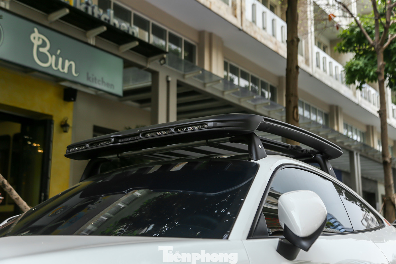 Nóc xe được trang bị thêm giá đỡ đồ và hệ thống đèn LED trợ sáng. Nóc xe được trang bị thêm giá đỡ đồ và hệ thống đèn LED trợ sáng.