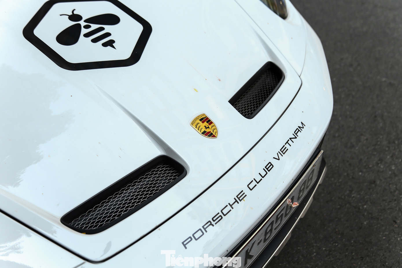 Nắp ca-pô có thêm hai khe thoát gió, lấy cảm hứng từ phiên bản GT3. Nắp ca-pô có thêm hai khe thoát gió, lấy cảm hứng từ phiên bản GT3.