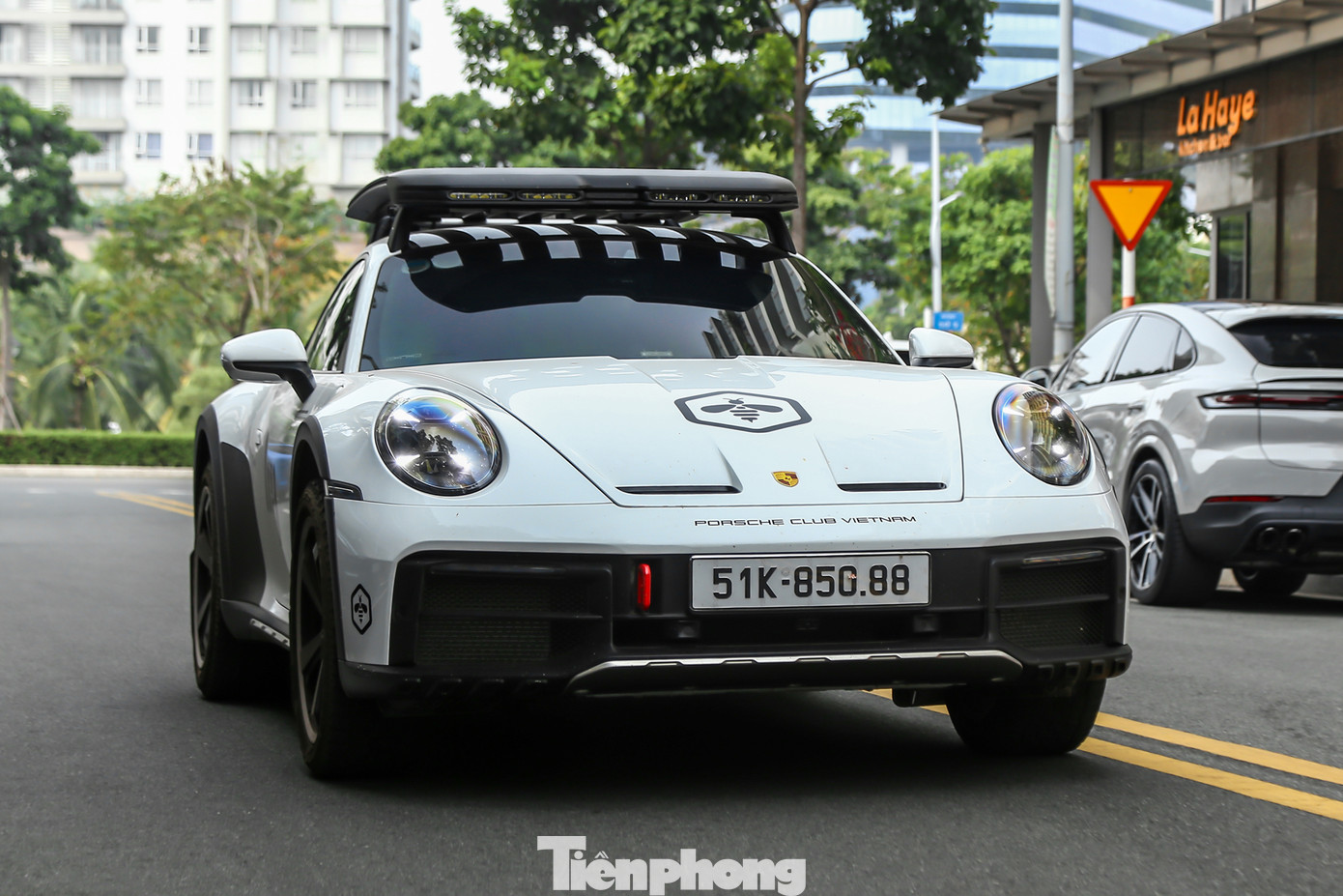 Chiếc Porsche 911 Dakar xuất hiện trên đường phố Sài Gòn. Chiếc Porsche 911 Dakar xuất hiện trên đường phố Sài Gòn.