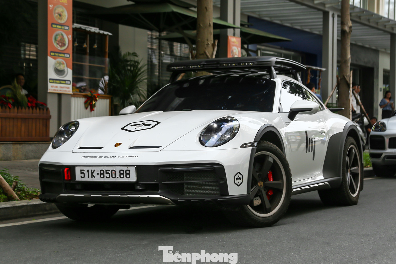 Tại Việt Nam, số lượng 911 Dakar chỉ khoảng 3 chiếc. Giá bán khởi điểm từ 15,29 tỷ đồng. Tại Việt Nam, số lượng 911 Dakar chỉ khoảng 3 chiếc. Giá bán khởi điểm từ 15,29 tỷ đồng.