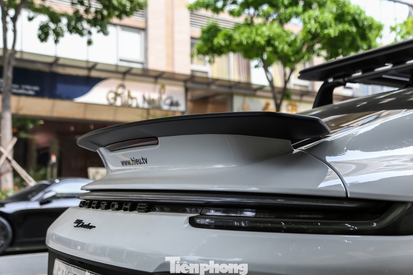 Hệ thống cánh gió khí động học trên xe. Hệ thống cánh gió khí động học trên xe.