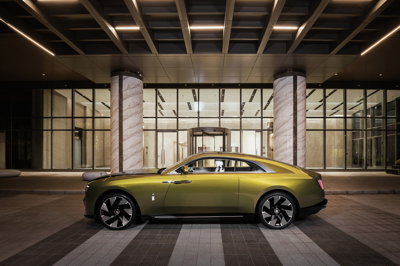 Rolls-Royce Spectre có giá bán khởi điểm từ 17,99 tỷ đồng tại Việt Nam, tuy nhiên chiếc trong bài viết được trang bị thêm một số tùy chọn màu sơn, bộ mâm, trang trí nội thất... khiến giá bán lên tới 25,5 tỷ đồng.