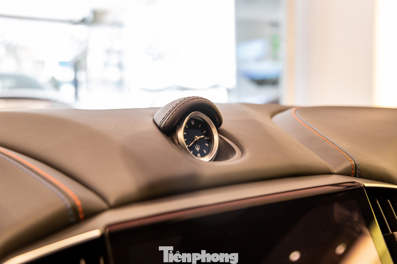 Vị trí trung tâm và cao nhất của táp-lô được trang bị một đồng hồ analog, tương tự nhiều mẫu Maserati khác. Riêng mẫu Grecale, đồng hồ này là dạng kỹ thuật số, với mục tiêu hướng đến tệp khách hàng trẻ trung và năng động.