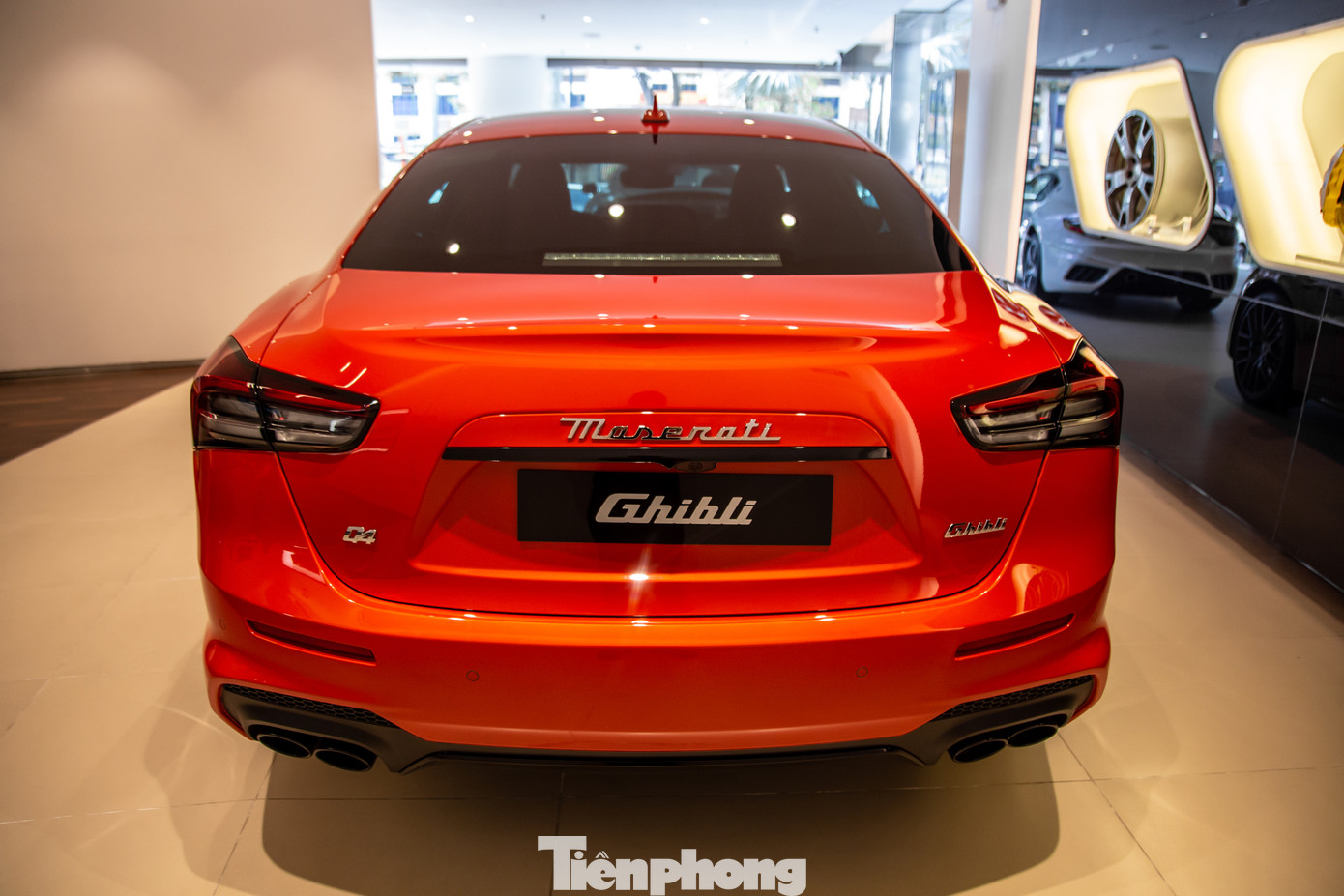 Và để tôn vinh điều đó, Maserati đã ra mắt phiên bản đặc biệt F Tributo, dành riêng cho hai mẫu Ghibli và Levante. Chỉ có 15 chiếc F Tributo được phân phối tại thị trường châu Á, và Việt Nam là quốc gia duy nhất tại khu vực Đông Nam Á có sự xuất hiện của cả hai chiếc Ghibli và Levante thuộc phiên bản này.