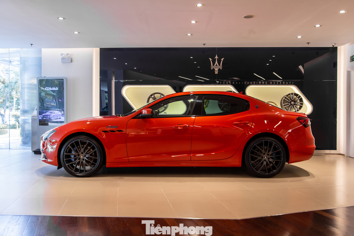 Vào cuối những năm 1940, khi Thế chiến thứ hai kết thúc, bà bắt đầu quan tâm đến bộ môn đua xe thể thao. Bất chấp sự ngăn cản từ gia đình, bà vẫn quyết định tham gia và về nhì tại giải vô địch xe thể thao Italy năm 1954. Nhìn thấy tiềm năng từ cô gái 28 tuổi, Maserati đã quyết định mời bà về đội đua của mình.