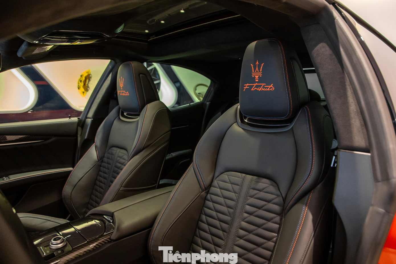 Phần lớn nội thất được bọc da tự nhiên Pieno Fiore, trong khi trần xe được bọc da lộn Alcantara, đi kèm chỉ khâu màu cam và xanh dương nhằm tạo điểm nhấn. Hàng ghế trước có logo F Tributo được thêu nổi, đi kèm khả năng chỉnh điện 12 hướng, làm mát và sưởi ghế. Đặc biệt, ghế lái có thêm tính năng nhớ vị trí.