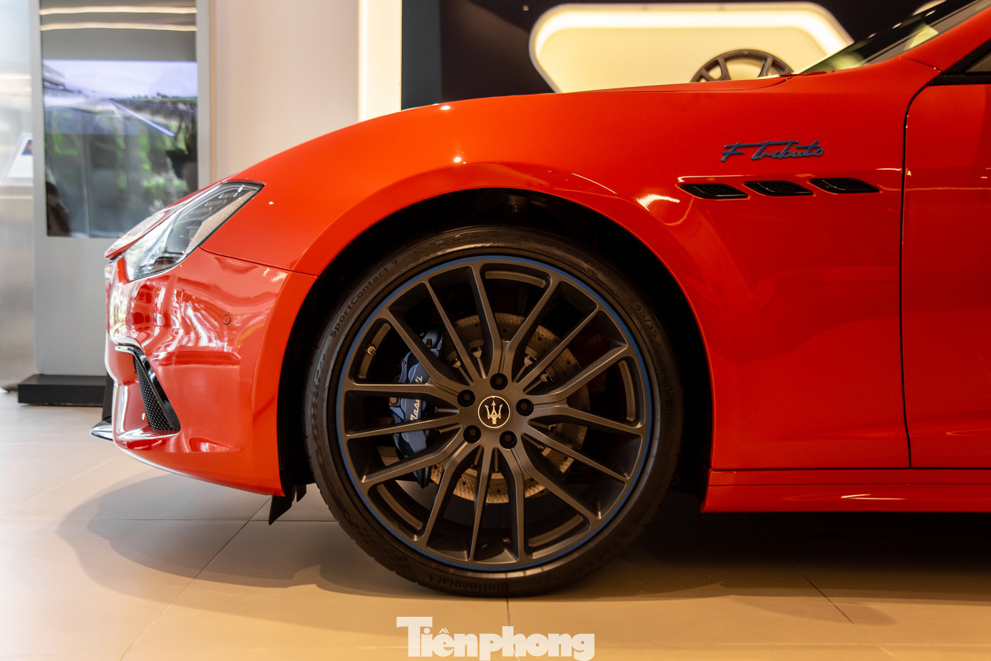 Ngoài màu sơn độc đáo, chiếc Ghibli F Tributo còn được trang bị bộ mâm Titano, kích thước 21 inch và được sơn đen bóng. Hệ thống treo trên xe là loại khí nén Skyhook. Viền mâm, kẹp phanh, dòng chữ F Tributo gần cột A, logo cây đinh ba ở trụ C đều có màu xanh cobalt.