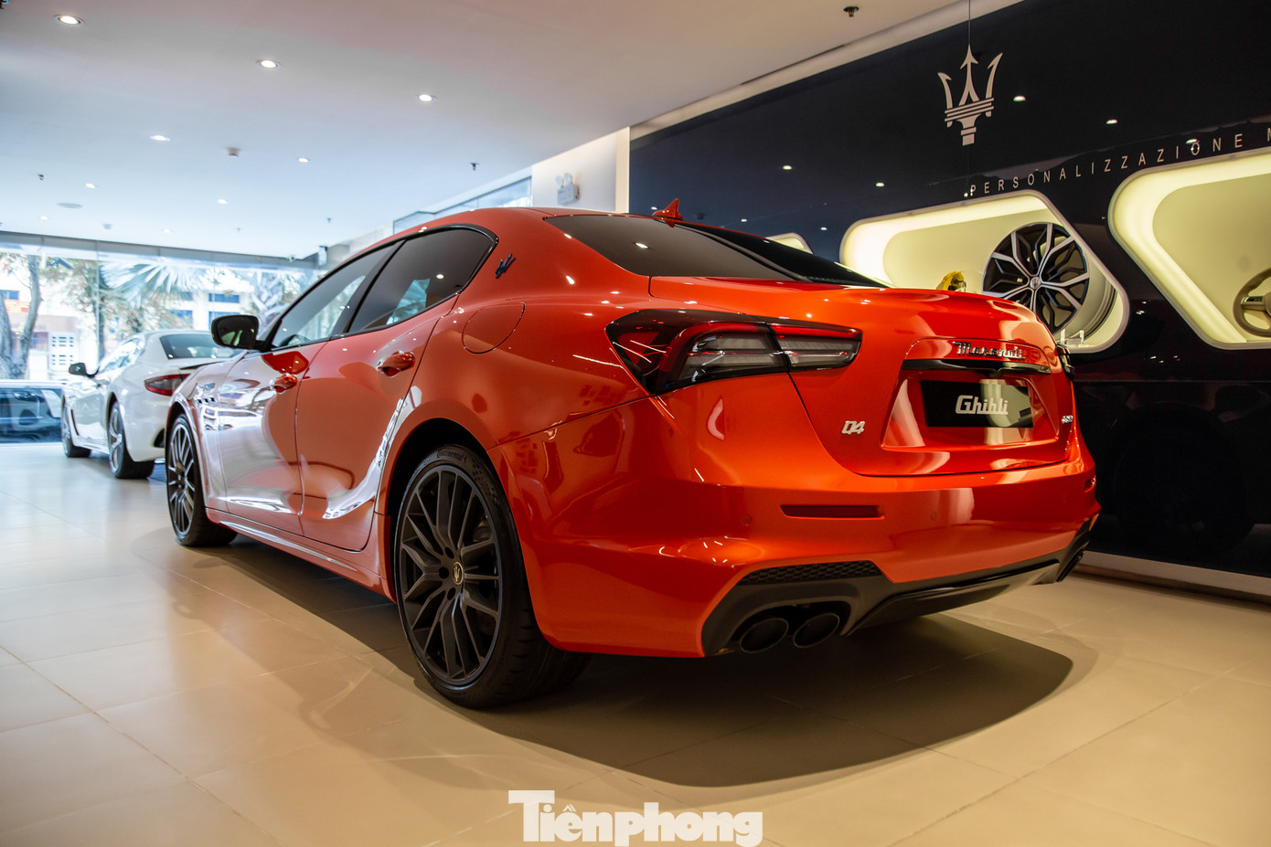 Ghibli F Tributo giữ nguyên thiết kế tổng thể như bản tiêu chuẩn, tuy nhiên cản trước/sau được làm bằng sợi carbon để giảm tối đa khối lượng.