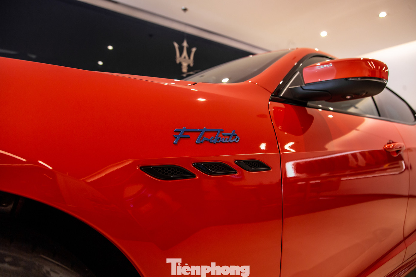 Cả hai chiếc đều sở hữu màu sơn cam Orange Devil, trong đó từ &quot;Devil&quot; được bắt nguồn từ biệt danh &quot;she-devil&quot; của bà Maria Teresa De Filippis. Mặc dù Maserati có bộ phận cá nhân hóa Fuoriserie, giúp khách hàng tùy chọn bất cứ trang bị nào nhưng riêng màu cam Orange Devil trên phiên bản đặc biệt này thì không. Ngoài ra, hãng xe Italy cũng cung cấp thêm tùy chọn màu sơn xám Grigio Lamiera cho F Tributo, lấy cảm hứng từ màu đường đua.