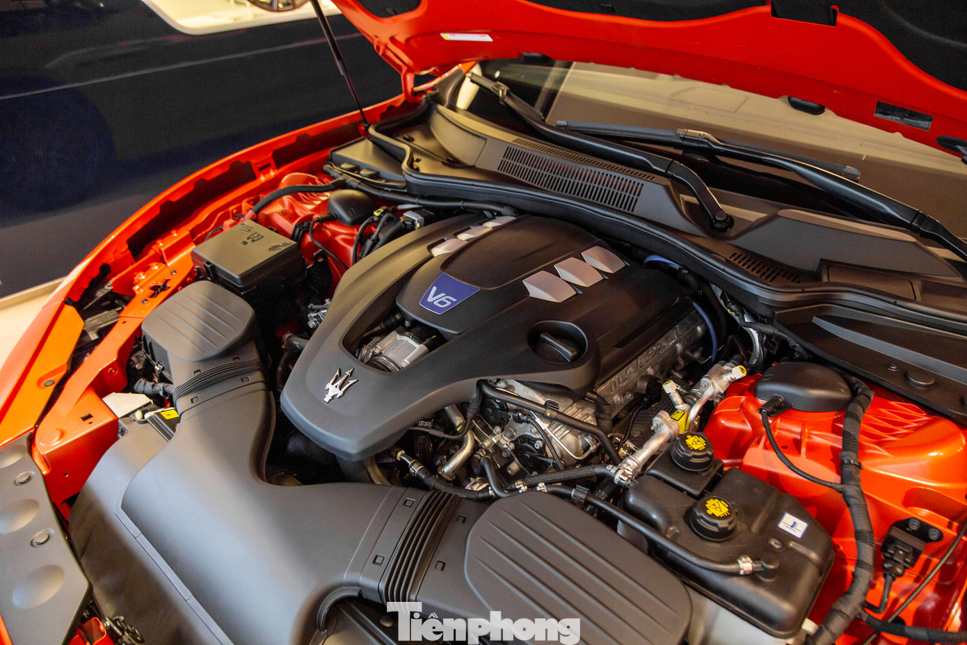 Về hiệu năng, Maserati Ghibli F Tributo được trang bị động cơ V6, dung tích 3.0L tăng áp kép, sản sinh công suất 430 mã lực và 580 Nm mô-men xoắn. Kết hợp với hộp số tự động 8 cấp và hệ dẫn động 4 bánh, xe có khả năng tăng tốc từ 0-100 km/h trong 4,7 giây. Tốc độ tối đa đạt 286 km/h. Giá bán cụ thể của chiếc xe này không được công bố. Tại Việt Nam, Ghibli có giá bán khởi điểm khoảng hơn 6 tỷ đồng.