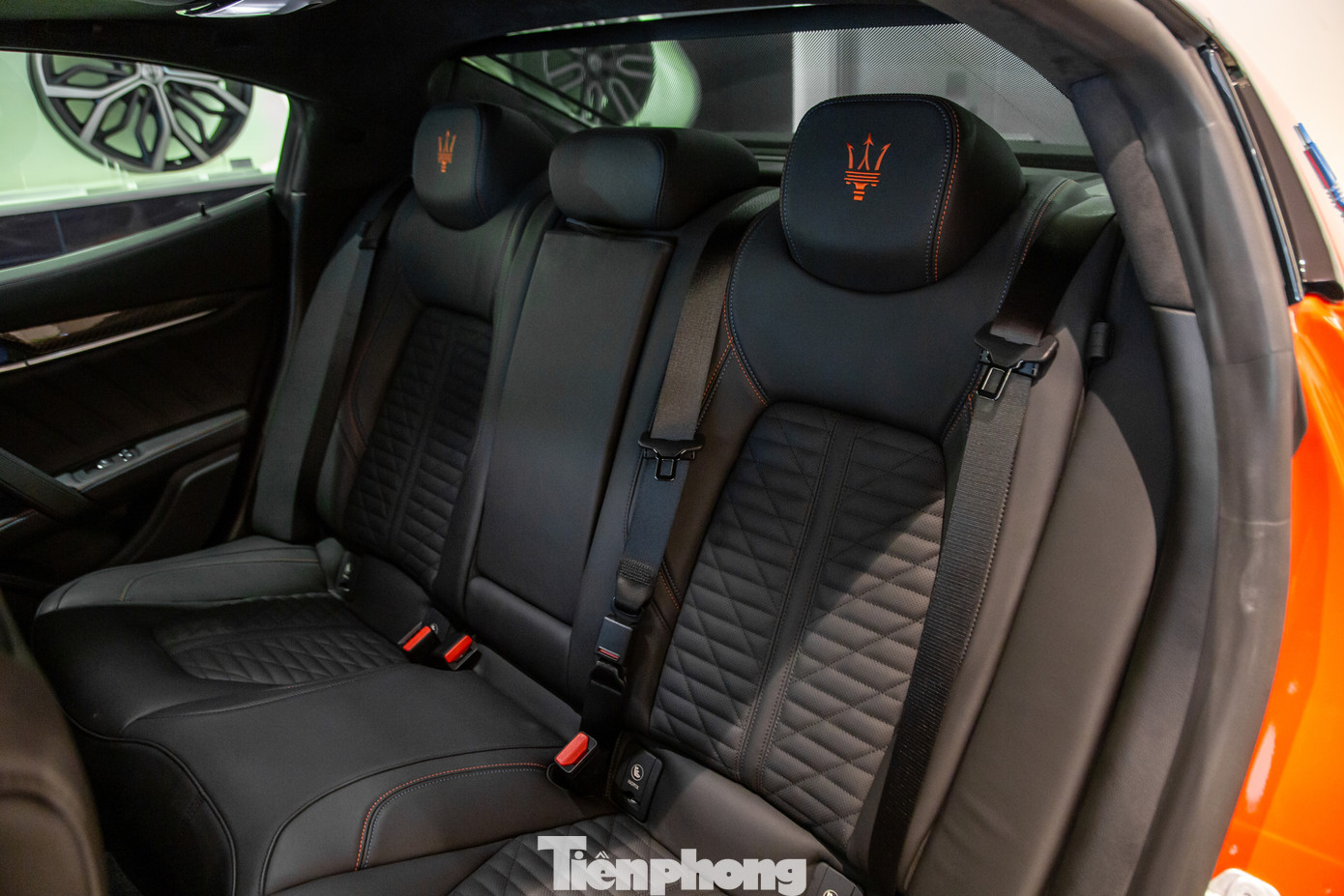 Các tính năng đáng chú ý trên chiếc xe này bao gồm cửa hít, cửa sổ trời chỉnh điện, hệ thống âm thanh Harmon Kardon 14 loa, sạc không dây và kính phía sau tích hợp rèm che nắng chỉnh điện.