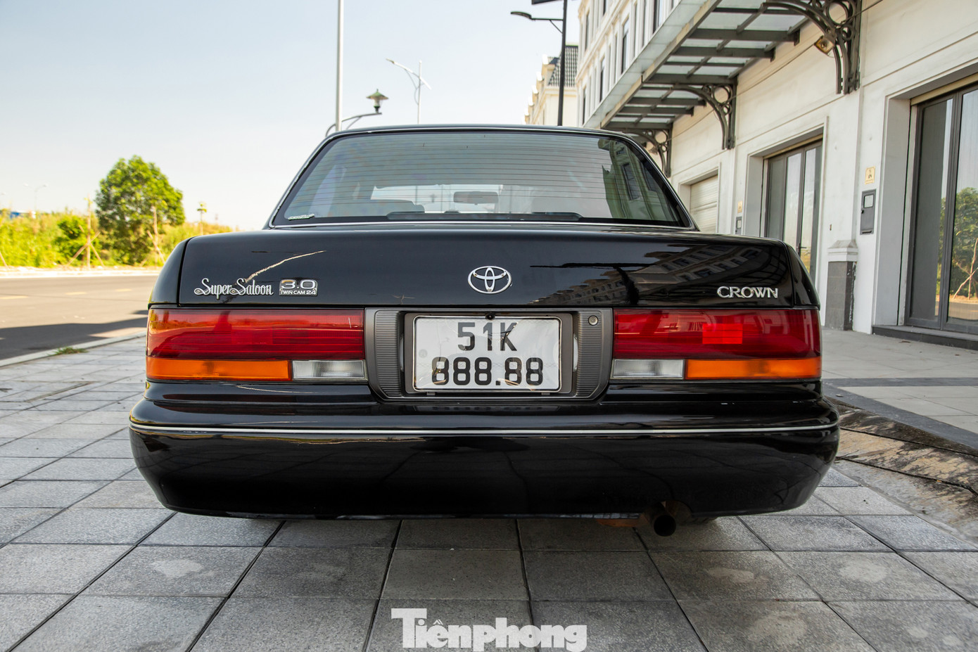 Việc được gắn tấm biển số giá trị cao khiến giá trị của chiếc Crown tăng thêm nhiều lần, đồng thời khẳng định vị thế của chủ sở hữu. Anh H., chủ nhân chiếc xe cho biết anh cũng bất ngờ khi nhận được khá nhiều sự quan tâm của cộng đồng.