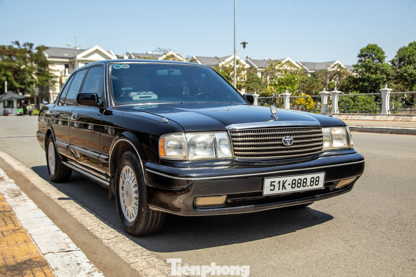 Đây cũng là mẫu xe mang đậm tính lịch sử khi vào những năm 90 của thế kỷ trước, Toyota Crown được nhập về Việt Nam để phục vụ, đưa đón các quan chức cấp cao trong bộ máy nhà nước. Chính vì lẽ đó, mẫu sedan Nhật Bản được mọi người ưu ái đặt biệt danh “xe bộ trưởng”.