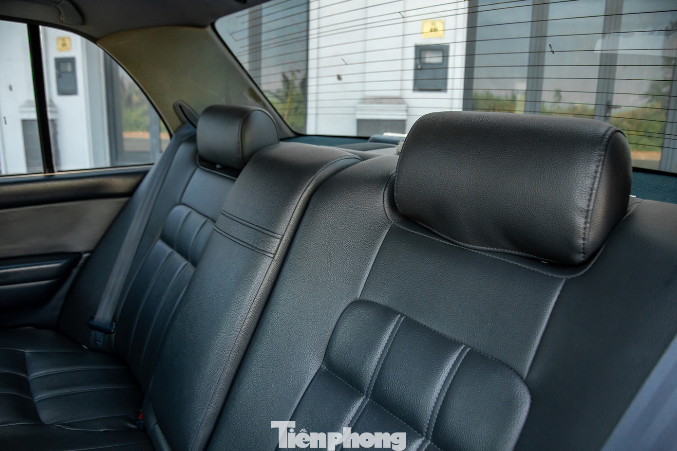 Nội thất vẫn được giữ gìn khá tốt, mặc dù xe đã có tuổi đời lên đến 25 năm, cùng ODO vào khoảng 25 vạn.