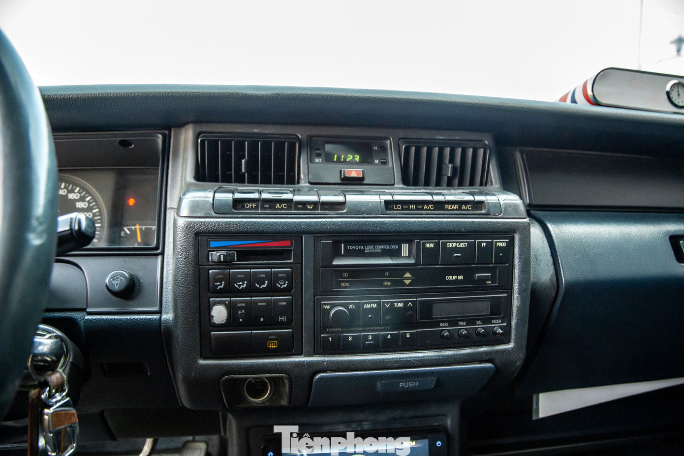 Nội thất vẫn được giữ gìn khá tốt, mặc dù xe đã có tuổi đời lên đến 25 năm, cùng ODO vào khoảng 25 vạn.
