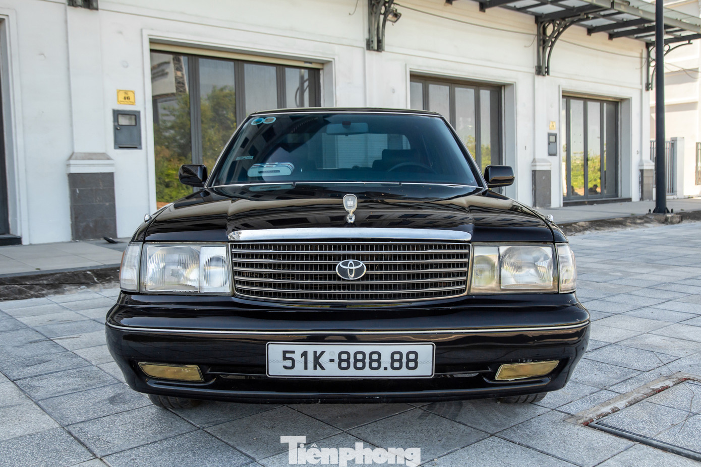 Đến ngày 21/10, tấm biển 51K-888.88 được mang ra đấu giá lần ba cùng 413 biển số siêu đẹp khác. Và sau phiên đấu giá, anh H. trở thành người trúng đấu giá với số tiền lên đến 15 tỷ 265 triệu đồng, thấp hơn một nửa so với phiên đấu giá trước.