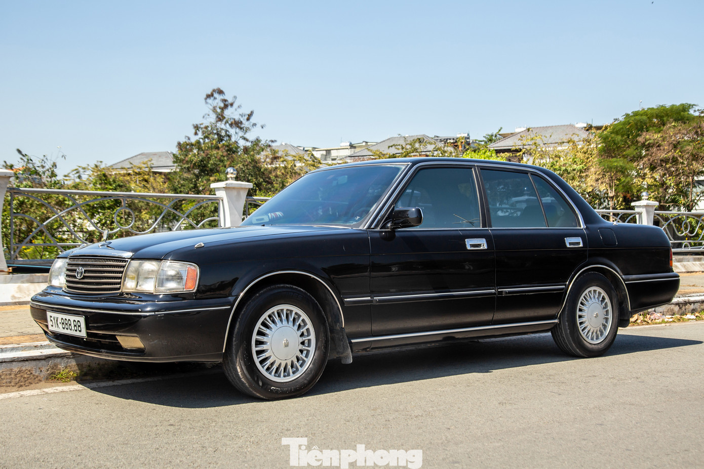 Sau khi đấu giá thành công, chiếc Toyota Crown với tấm biển số 51K-888.88 đã được chủ nhân vận chuyển từ Hà Nội vào TP.HCM. Trước đó, chiếc xe này gây ấn tượng với nhiều người khi mang trên mình tấm biển số có giá trị cao gấp nhiều lần so với giá trị xe.