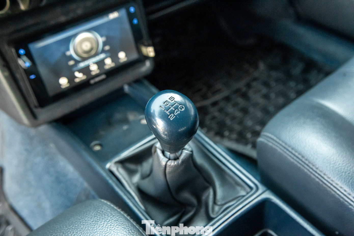 Nội thất vẫn được giữ gìn khá tốt, mặc dù xe đã có tuổi đời lên đến 25 năm, cùng ODO vào khoảng 25 vạn.