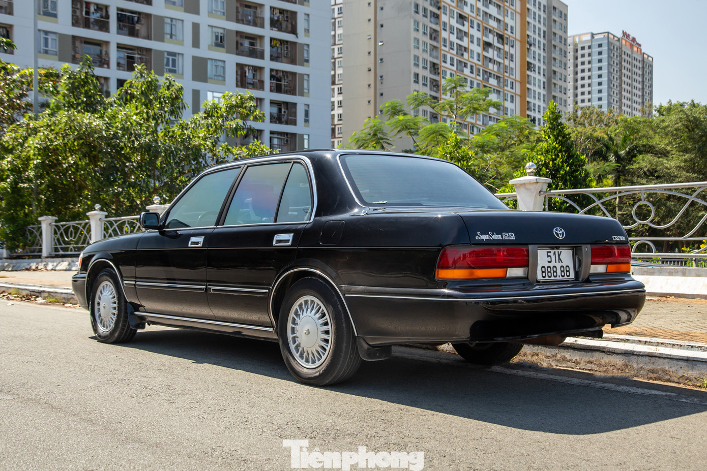 Cụ thể, những chiếc Toyota Crown thuộc thế hệ này đang được rao bán trên thị trường xe cũ có mức giá dao động trong khoảng từ 450 triệu đến 1,1 tỷ đồng, tùy theo tình trạng xe, số km đã đi được...