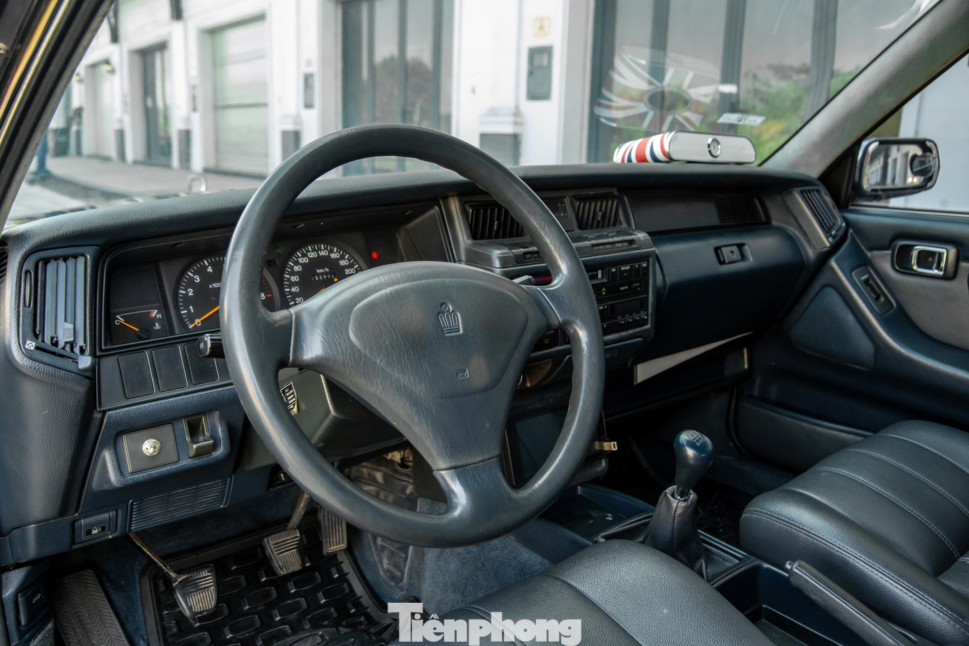 Nội thất vẫn được giữ gìn khá tốt, mặc dù xe đã có tuổi đời lên đến 25 năm, cùng ODO vào khoảng 25 vạn.