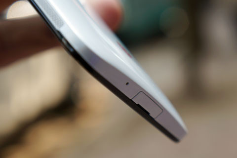 Cạnh dưới là khe cắm sạc và kết nối máy tính