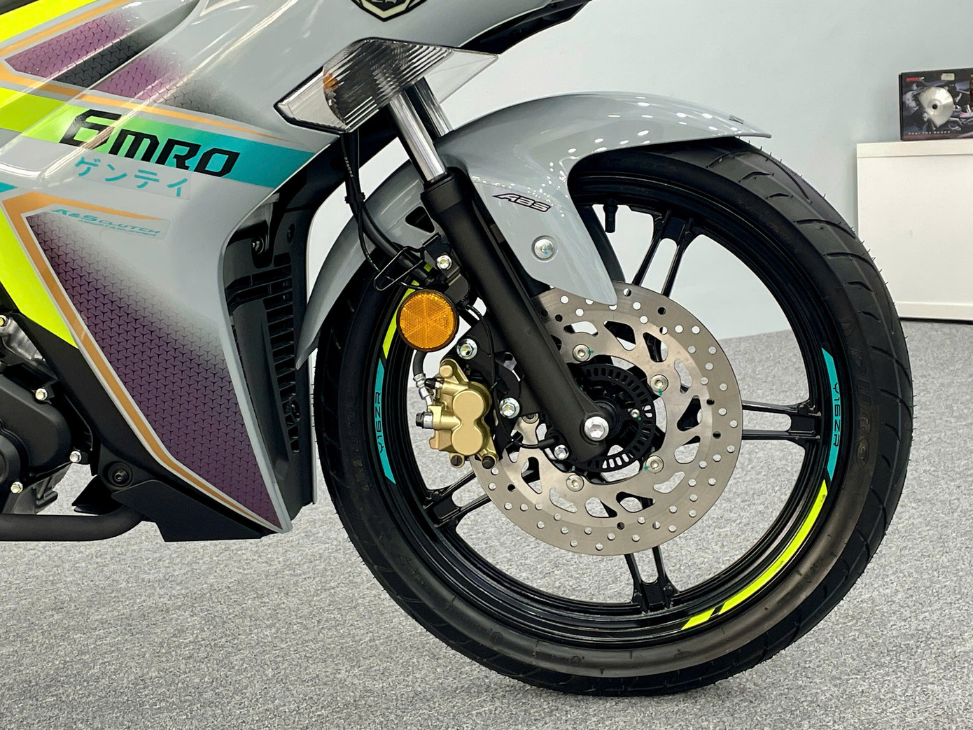 Xe được trang bị bộ mâm có kích thước 17 inch, đi kèm phanh đĩa và kẹp phanh piston, phanh ABS. Xe được trang bị bộ mâm có kích thước 17 inch, đi kèm phanh đĩa và kẹp phanh piston, phanh ABS.