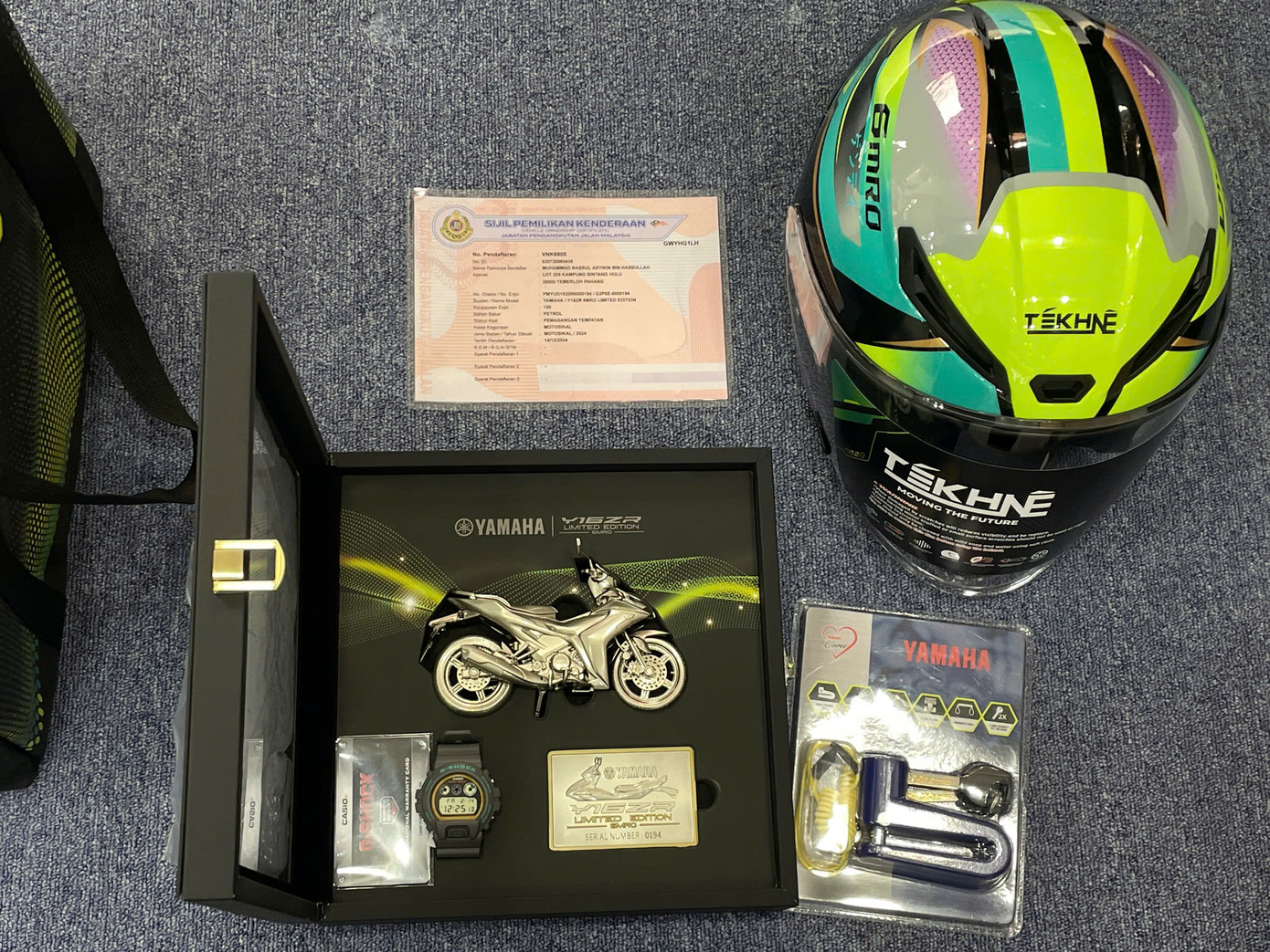 Để tạo dấu ấn cho phiên bản đặc biệt này, hãng xe Nhật Bản tặng kèm chủ xe bộ phụ kiện gồm mũ bảo hiểm, đồng hồ, mô hình xe, khóa… Tại thị trường Việt Nam, bản tiêu chuẩn của Yamaha Exciter có giá khoảng 50 triệu đồng. Phiên bản đặc biệt nhập khẩu từ Malaysia được đơn vị tư nhân chào bán khoảng 160 triệu đồng. Để tạo dấu ấn cho phiên bản đặc biệt này, hãng xe Nhật Bản tặng kèm chủ xe bộ phụ kiện gồm mũ bảo hiểm, đồng hồ, mô hình xe, khóa… Tại thị trường Việt Nam, bản tiêu chuẩn của Yamaha Exciter có giá khoảng 50 triệu đồng. Phiên bản đặc biệt nhập khẩu từ Malaysia được đơn vị tư nhân chào bán khoảng 160 triệu đồng.