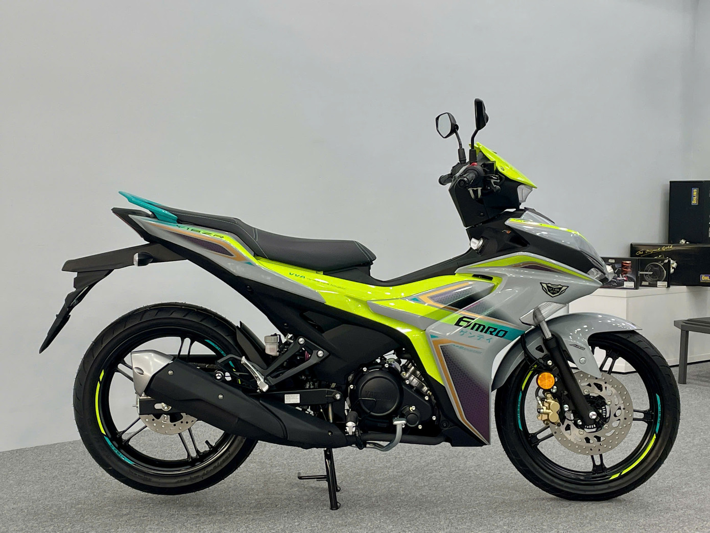 Về tổng thể, Y16ZR 6MRO Limited Edition được tạo điểm nhấn bởi các chi tiết nhựa màu nõn chuối và một vài điểm nhấn màu xanh. Các bộ phận màu xanh nõn chuối có khả năng phản quang khi chạy trời tối. Về tổng thể, Y16ZR 6MRO Limited Edition được tạo điểm nhấn bởi các chi tiết nhựa màu nõn chuối và một vài điểm nhấn màu xanh. Các bộ phận màu xanh nõn chuối có khả năng phản quang khi chạy trời tối.