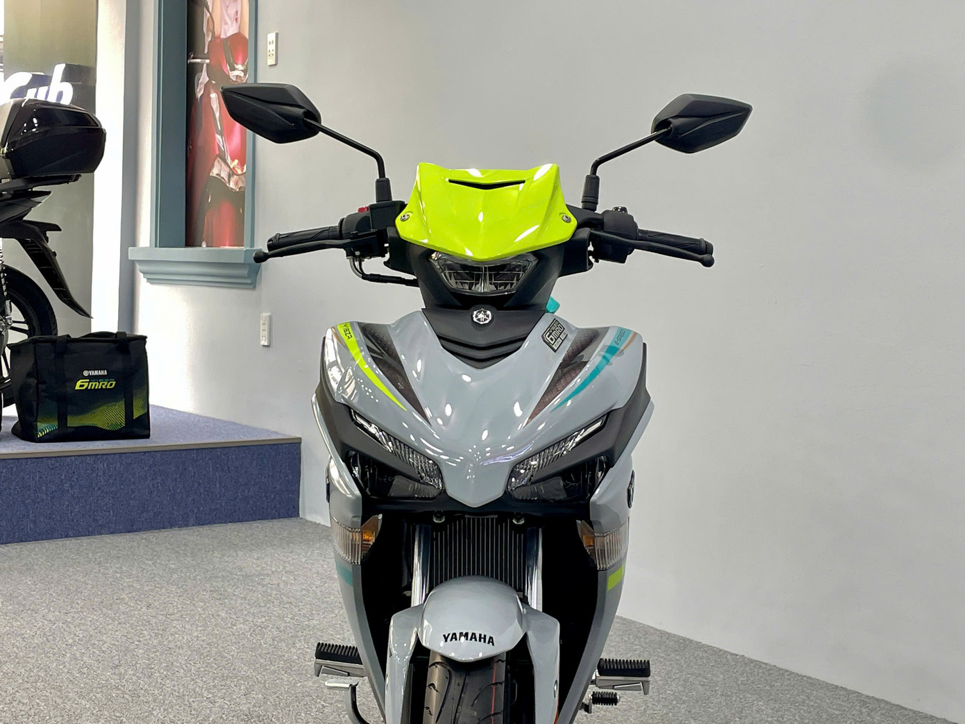 Trên thân xe được gắn bảng hiệu đánh dấu đây là phiên bản đặc biệt. Số thứ tự của mẫu xe trong bài là 0194/3000. Trên thân xe được gắn bảng hiệu đánh dấu đây là phiên bản đặc biệt. Số thứ tự của mẫu xe trong bài là 0194/3000.