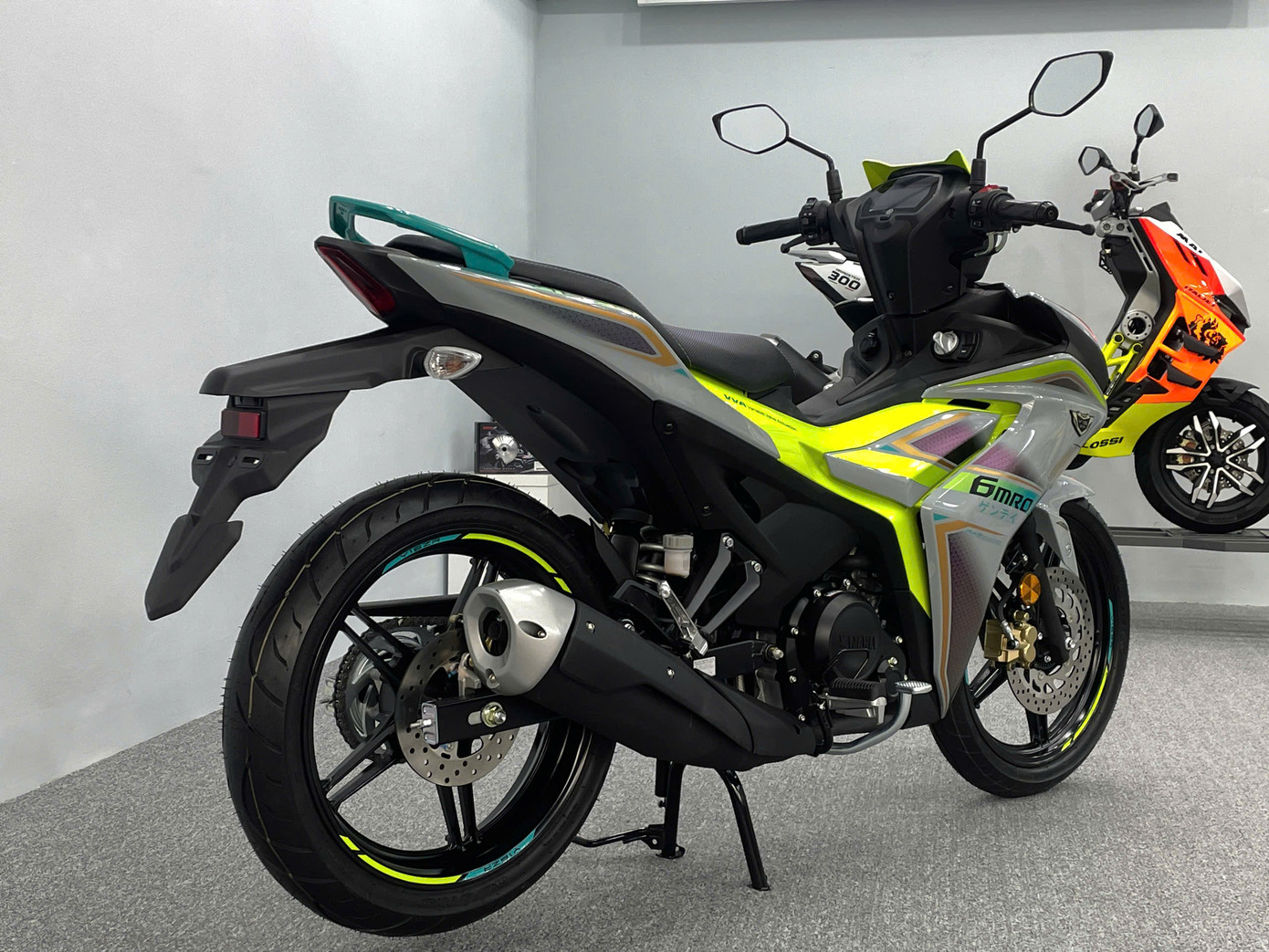 Điểm khác biệt của phiên bản này phần lớn đến từ “lớp áo” ngoại thất của xe. Bên cạnh đó là một vài chi tiết thể hiện đây là phiên bản giới hạn. Điểm khác biệt của phiên bản này phần lớn đến từ “lớp áo” ngoại thất của xe. Bên cạnh đó là một vài chi tiết thể hiện đây là phiên bản giới hạn.