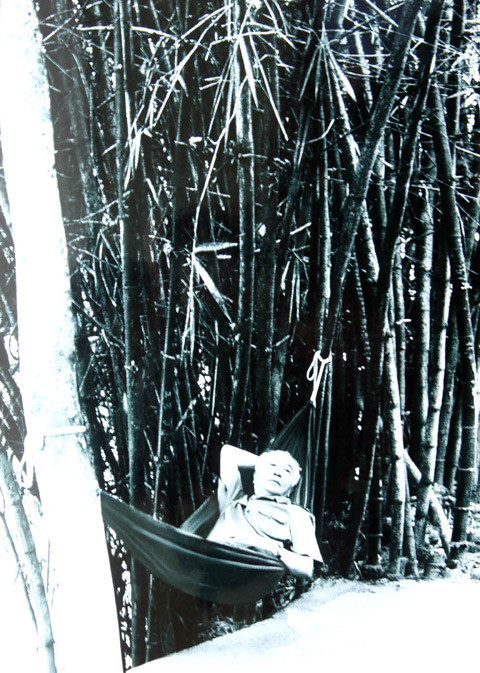 Sau khi thăm Địa đạo Củ Chi, Đại tướng nghỉ trưa dưới rặng tre (1996).