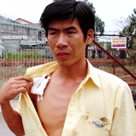 Tài xế Lê Văn Tiến kể lại thời điểm bị 2 thanh niên khống chế để cướp xe taxi.