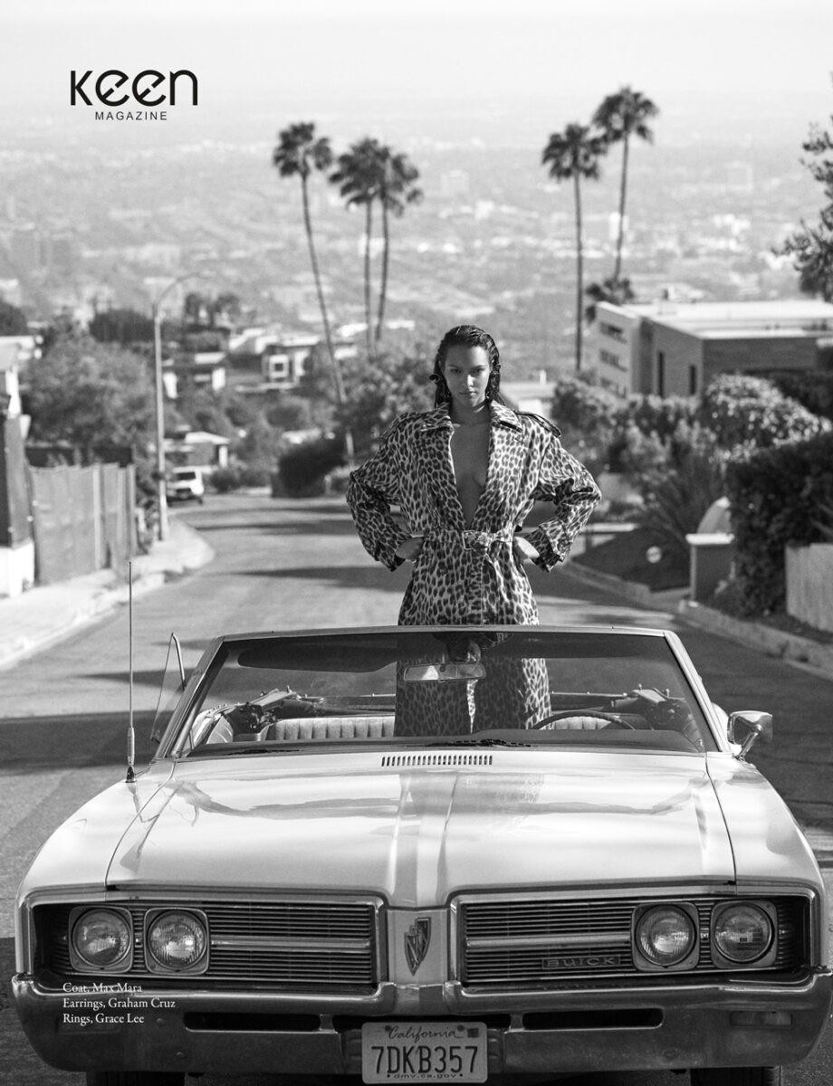 Cô là "thiên thần nội y" nóng bỏng nhất nhì Victoria's Secret và cũng là gương mặt quen thuộc của tạp chí áo tắm danh tiếng Sports Illustrated Swimsuit. Cô là "thiên thần nội y" nóng bỏng nhất nhì Victoria's Secret và cũng là gương mặt quen thuộc của tạp chí áo tắm danh tiếng Sports Illustrated Swimsuit.