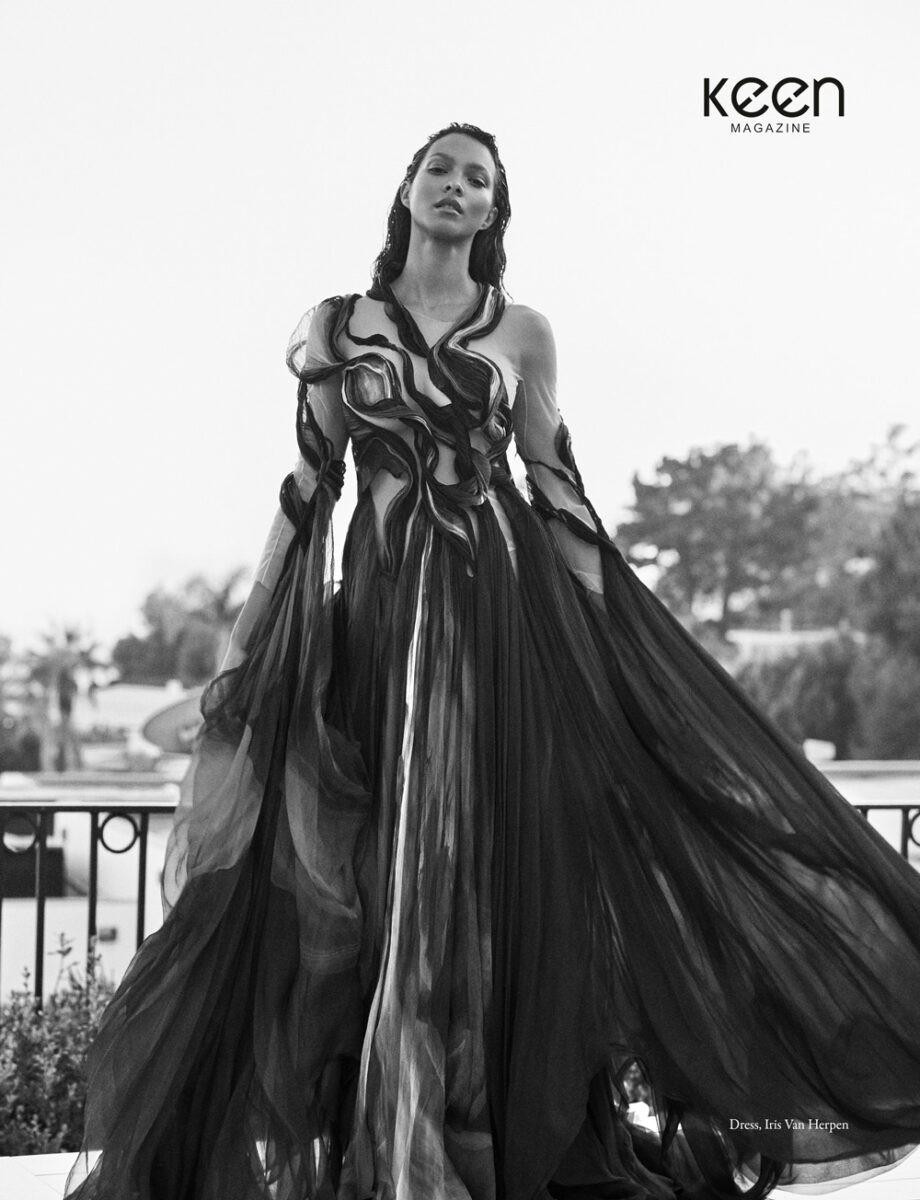 Chân dài 9x đang là mẹ đơn thân, sống cùng cậu con trai 14 tuổi mắc chứng tự kỷ và vị hôn phu của cô là ngôi sao bóng rổ Joakim Noah, 37 tuổi. Chân dài 9x đang là mẹ đơn thân, sống cùng cậu con trai 14 tuổi mắc chứng tự kỷ và vị hôn phu của cô là ngôi sao bóng rổ Joakim Noah, 37 tuổi.