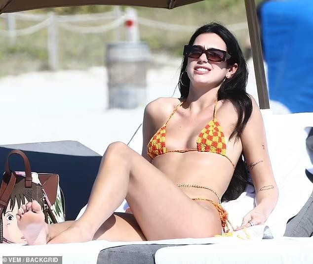 Theo tờ The Sun, cả hai đã quyết định chia tay vì khoảng cách địa lý khiến mọi thứ trở nên khó khăn. Mối quan hệ của họ đã trải qua một cuộc khủng hoảng và ở bên bờ vực đổ vỡ từ lâu.