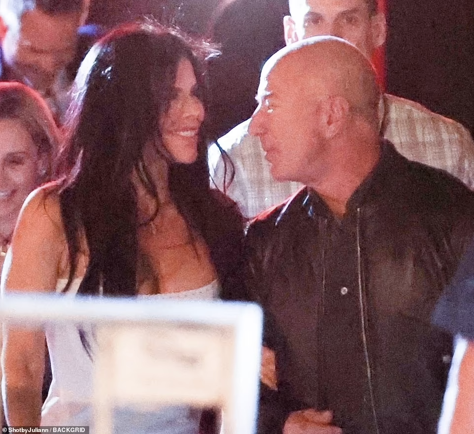 Cặp đôi đều từ bỏ cuộc hôn nhân lâu năm để đến với nhau và công khai tình cảm vào tháng 1/2019.