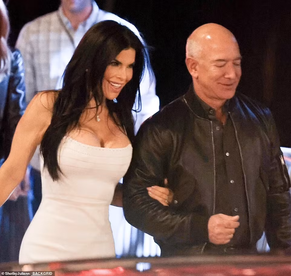 Nữ diễn viên, nhà báo Lauren Sanchez "đốt mắt" người nhìn với vòng 1 căng đầy siêu nóng bỏng.