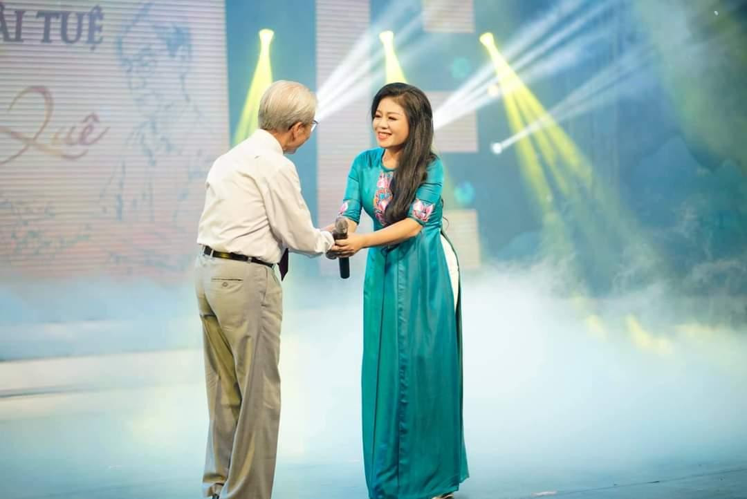 Ca sĩ Anh Thơ: "Khó mà nói hết lòng biết ơn tôi dành cho bác Nguyễn Tài Tuệ - người nhạc sĩ kính yêu đã có nhiều bài hát làm nên tên tuổi tôi, cho tôi một cuộc sống tốt đẹp. Ca sĩ Anh Thơ: "Khó mà nói hết lòng biết ơn tôi dành cho bác Nguyễn Tài Tuệ - người nhạc sĩ kính yêu đã có nhiều bài hát làm nên tên tuổi tôi, cho tôi một cuộc sống tốt đẹp.