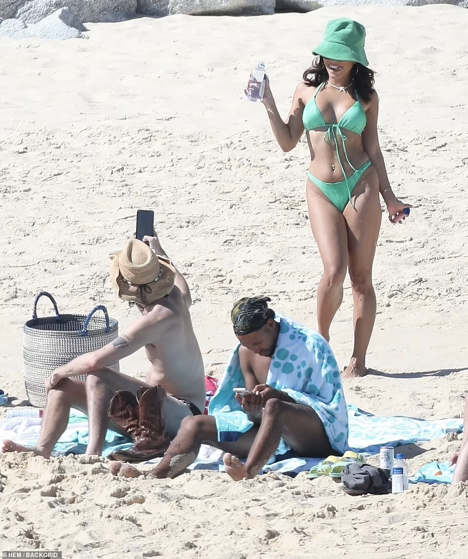 Vanessa Hudgens đi du lịch đầu năm nhưng không có bạn trai là cầu thủ bóng chày Cole Tucker bên cạnh khiến nhiều người hâm mộ không khỏi thắc mắc.