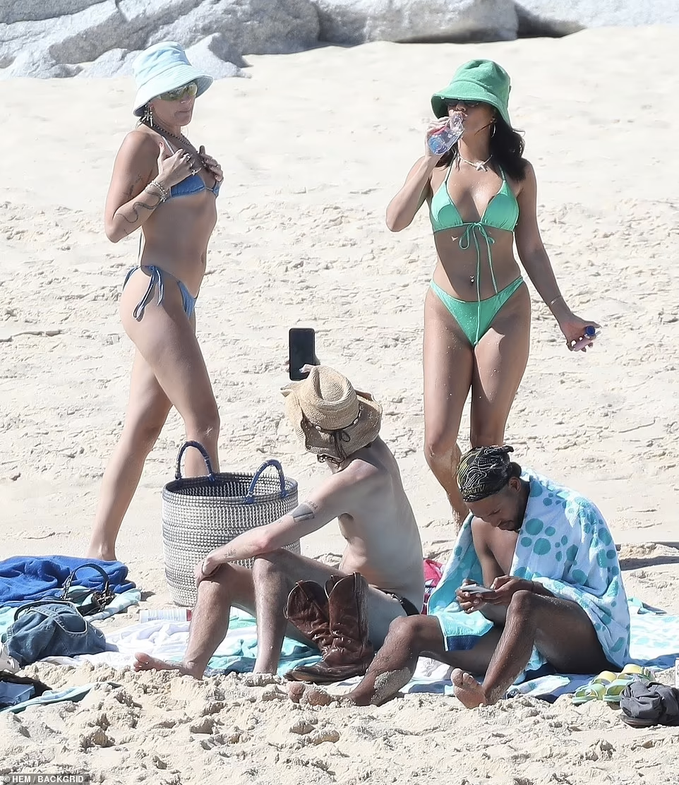 Người đẹp sinh năm 1988 đi nghỉ cùng bạn bè dịp đầu năm mới và nhanh chóng bị cánh săn ảnh bắt gặp.