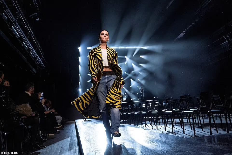 ... đầy lôi cuốn sải bước catwalk.