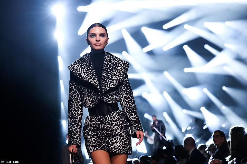 Bà mẹ 1 con - mẫu nội y đình đám Emily Ratajkowski lạnh lùng...