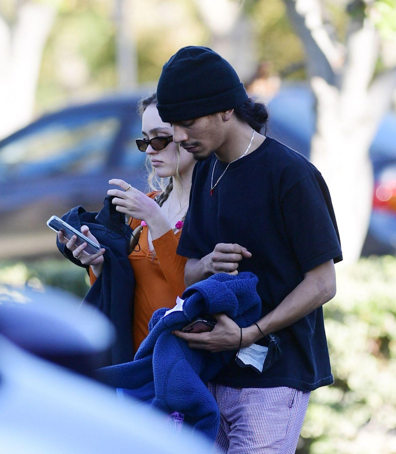 Lily-Rose Depp và Yassine Stein trong một lần ra phố hồi cuối năm ngoái vẫn với phong cách không nội y quen thuộc.