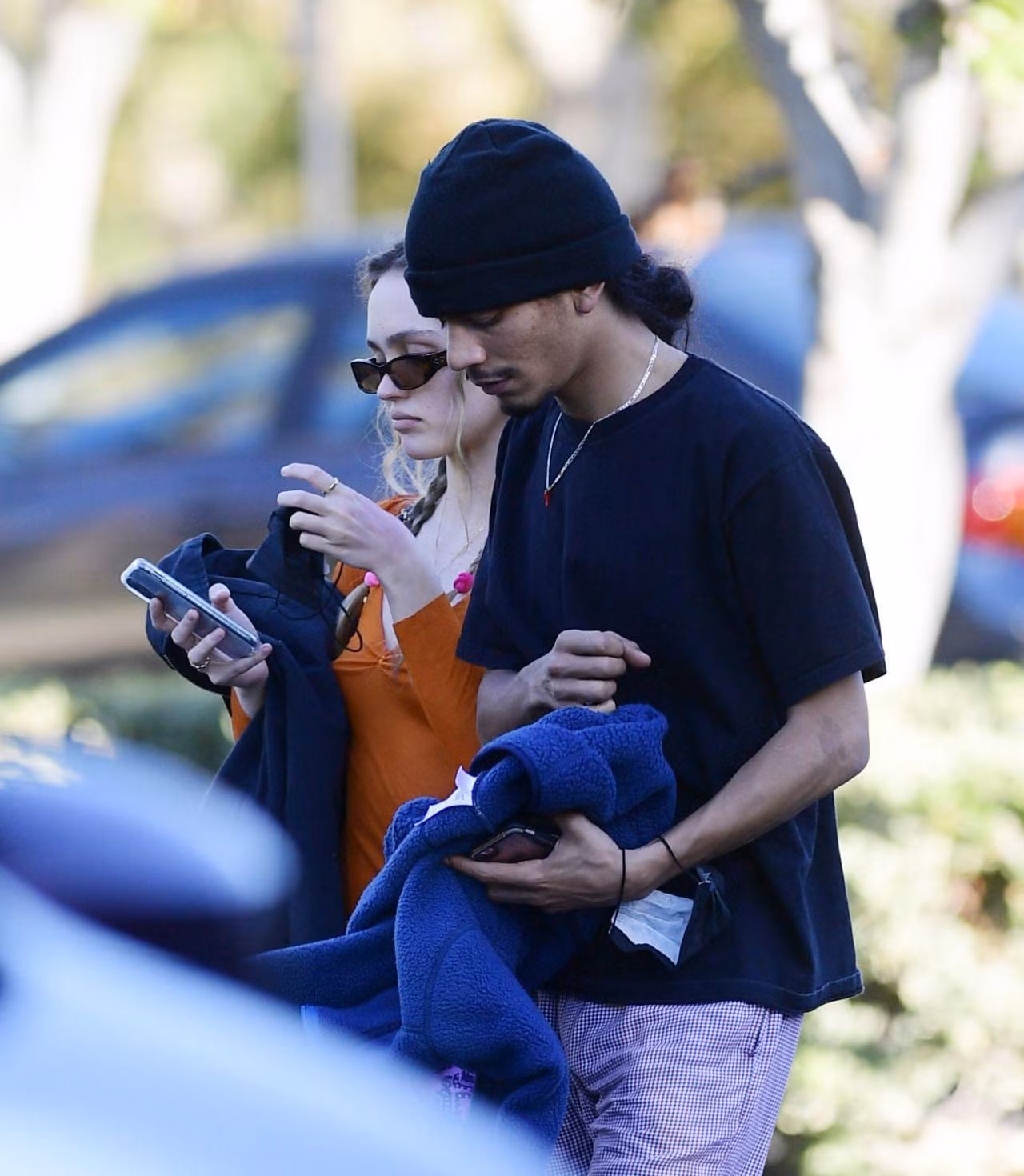 Lily-Rose Depp và Yassine Stein trong một lần ra phố hồi cuối năm ngoái vẫn với phong cách không nội y quen thuộc.