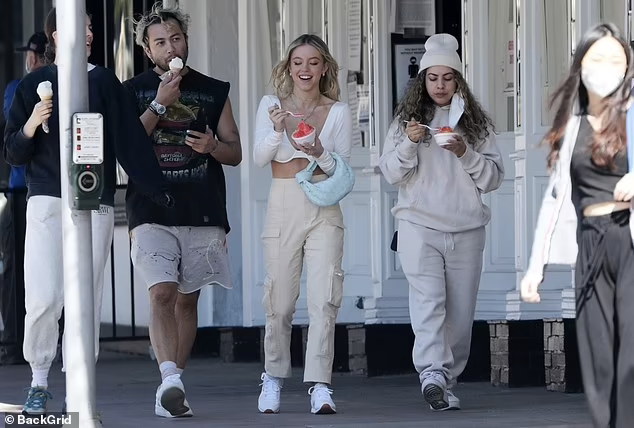 Nữ diễn viên 9x nổi lên với vai diễn ấn tượng trong phim Euphoria - series phim về tuổi teen phát trên HBO và cô tiếp tục xuất hiện trong phần hai của series phim này gần đây.