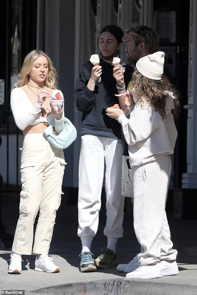 Ngôi sao Hollywood ăn kem và trò chuyện cùng bạn bè trên phố. Tham gia diễn xuất từ khi còn nhỏ, cô được biết đến với nhiều bộ phim như Euphoria trên kênh HBO, Everything Sucks, Sharp Objects, 90210, Criminal Minds, Grey&apos;s Anatomy, Once Upon A Time... In Hollywood...