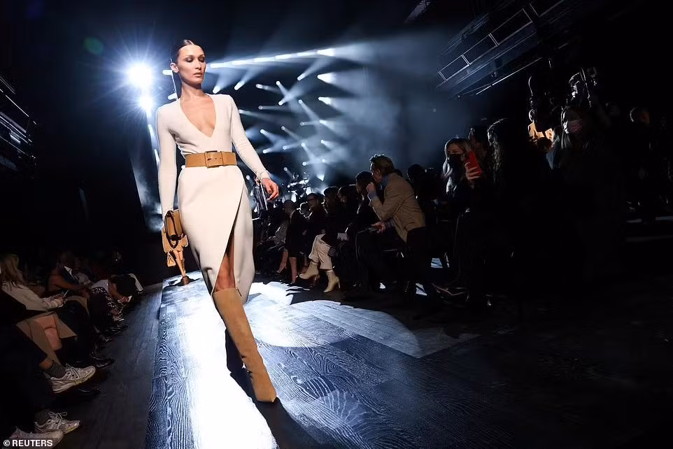 Dàn người mẫu hạng A quy tụ trên đường băng gồm có siêu mẫu đình đám Bella Hadid. Dàn người mẫu hạng A quy tụ trên đường băng gồm có siêu mẫu đình đám Bella Hadid.