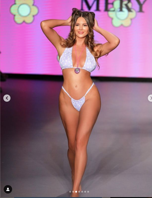 Loạt ảnh cô trình diễn áo tắm tại tuần lễ thời trang áo tắm Miami hồi năm ngoái được người đẹp 8x chia sẻ trên trang cá nhân Instagram.